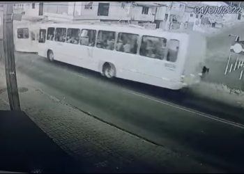Dois ônibus metropolitanos lotados batem e deixam oito pessoas feridas