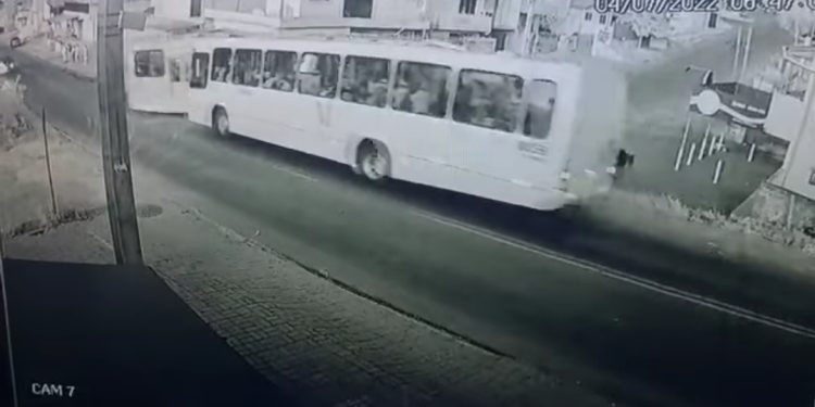 Dois ônibus metropolitanos lotados batem e deixam oito pessoas feridas
