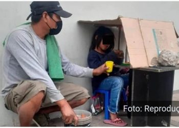 Filha de lavador de carros, que estudava sob papelão, ganha bolsa de estudos!