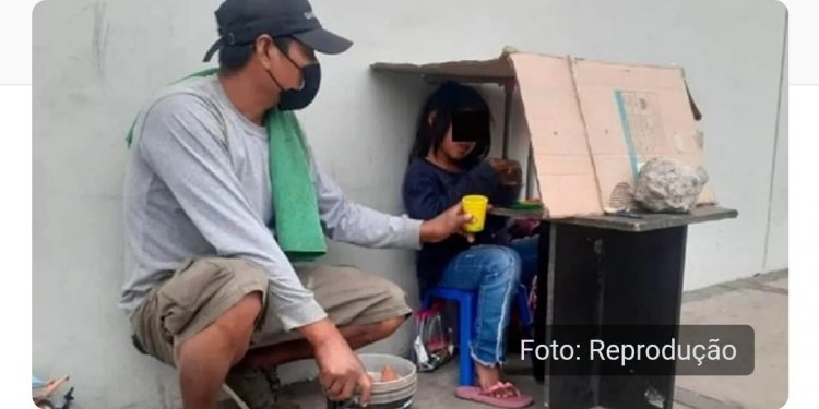 Filha de lavador de carros, que estudava sob papelão, ganha bolsa de estudos!