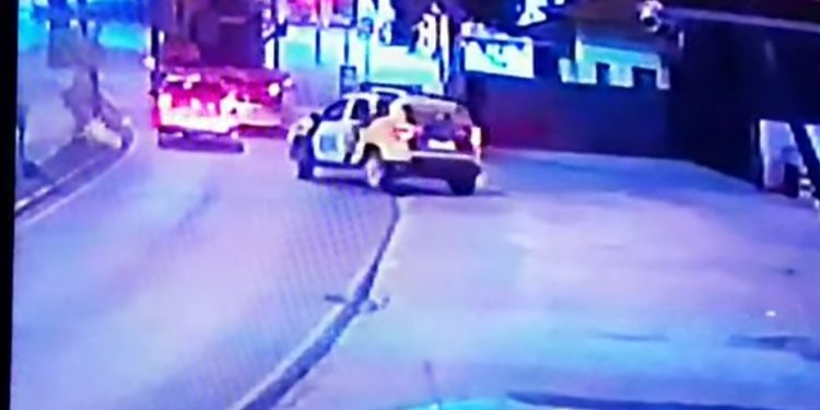 Homem é morto e irmão baleado após emboscada flagrada por câmera de segurança  em Itaperuçu