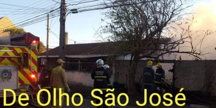 Incêndio de grandes proporções mata mulher e deixa homem ferido em São José dos Pinhais