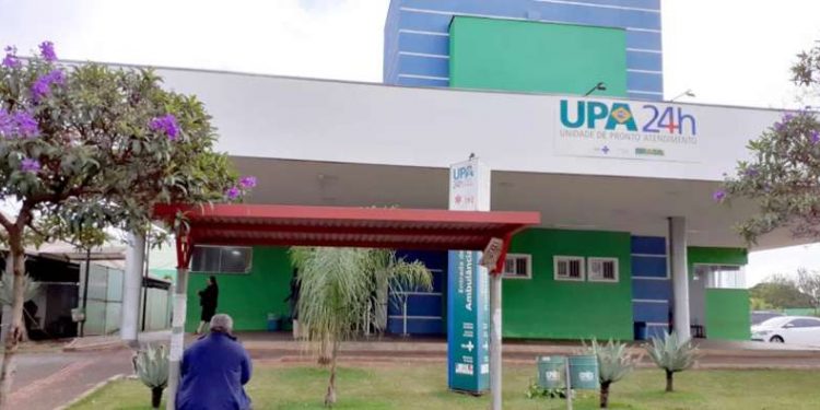 Paciente vai ao médico alegando estar com dor de garganta e diz que o Doutor pediu para ela tirasse a calcinha para injeção