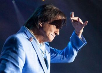 Roberto Carlos recusa dar flor a fã que tentou puxar sua mão durante show