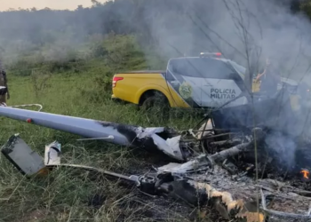Helicóptero cai em área rural e uma pessoa morre no Paraná