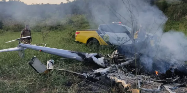 Helicóptero cai em área rural e uma pessoa morre no Paraná