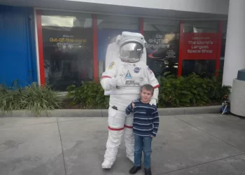 Família faz vaquinha para levar à Lua cinzas do filho falecido que sonhava em se tornar astronauta
