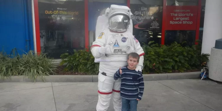 Família faz vaquinha para levar à Lua cinzas do filho falecido que sonhava em se tornar astronauta