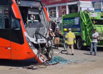 Colisão entre bi-articulado e caminhão de coleta de lixo deixa dez feridos em Curitiba