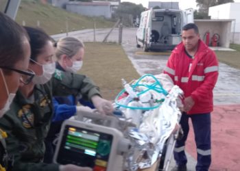 Portão cai sobre menina de 5 anos e resgate aéreo é acionado no Litoral do Paraná