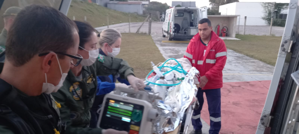 Portão cai sobre menina de 5 anos e resgate aéreo é acionado no Litoral do Paraná