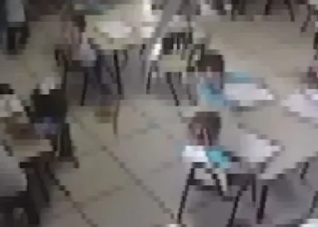 Professora agride crianças em sala de aula no Paraná e câmera registra crime