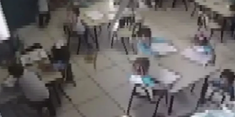 Professora agride crianças em sala de aula no Paraná e câmera registra crime