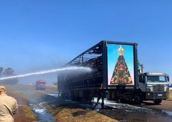 Painel de Nossa Senhora Aparecida fica intacto após fogo destruir carreta de algodão; veja fotos