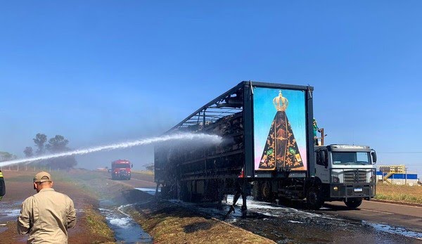 Painel de Nossa Senhora Aparecida fica intacto após fogo destruir carreta de algodão; veja fotos