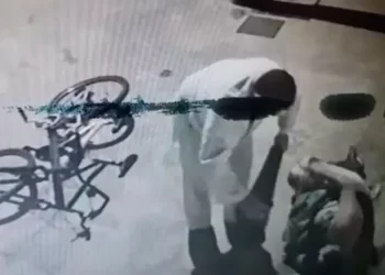 Filho expulsa pai cadeirante de casa e ciclista empresta casaco em noite fria nas ruas