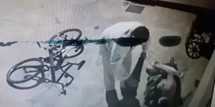 Filho expulsa pai cadeirante de casa e ciclista empresta casaco em noite fria nas ruas