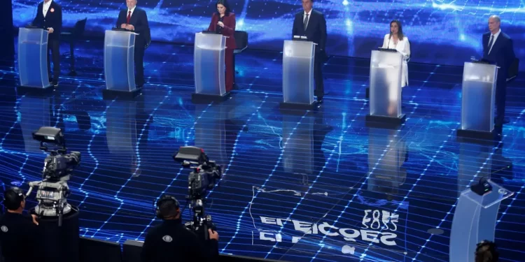 Lula e Bolsonaro trocam acusações e são os principais alvos de ataques no 1º debate na TV
