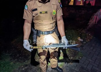 Indivíduo ataca a companheira com espada samurai no centro