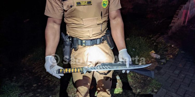 Indivíduo ataca a companheira com espada samurai no centro