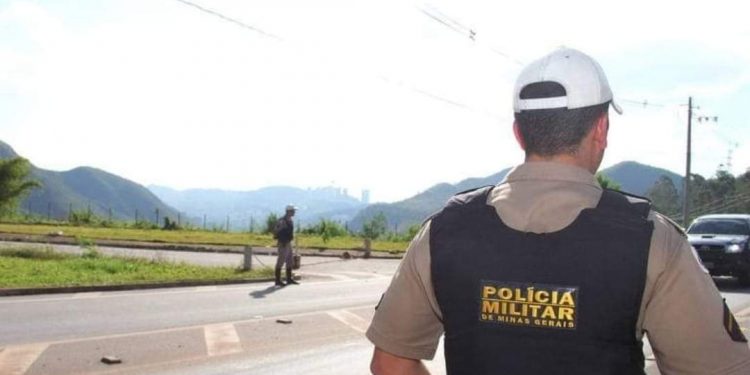 Criança liga para a PM para dizer que não tem nada em casa para comer
