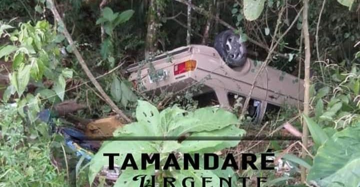 CARRO SEM FREIO DESCE LADEIRA E CAPOTA EM RIBANCEIRA; PAI E FILHA SAÍRAM ILESOS.