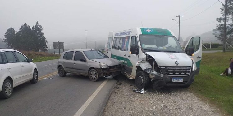 Ambulância com paciente se envolve em acidente próximo a Rodovia dos Minérios,  no Contorno Norte