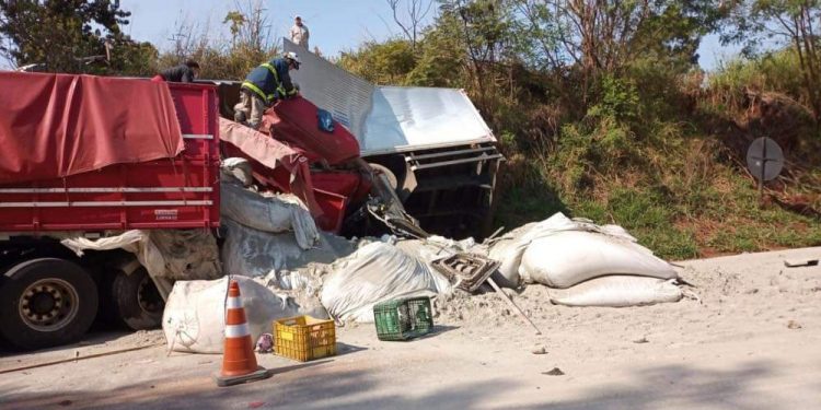 Celular de caminhoneiro morto em acidente é roubado e ladrão pede dinheiro à família para devolução