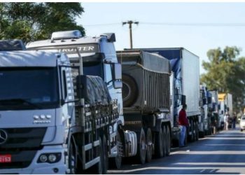 Caminhoneiros começam a receber benefício emergencial na terça-feira