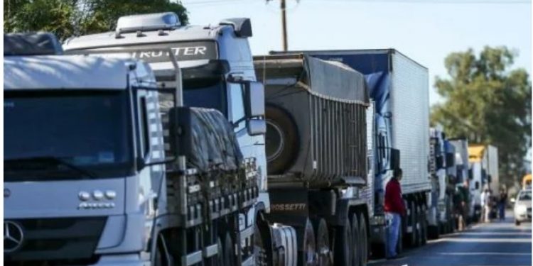 Caminhoneiros começam a receber benefício emergencial na terça-feira