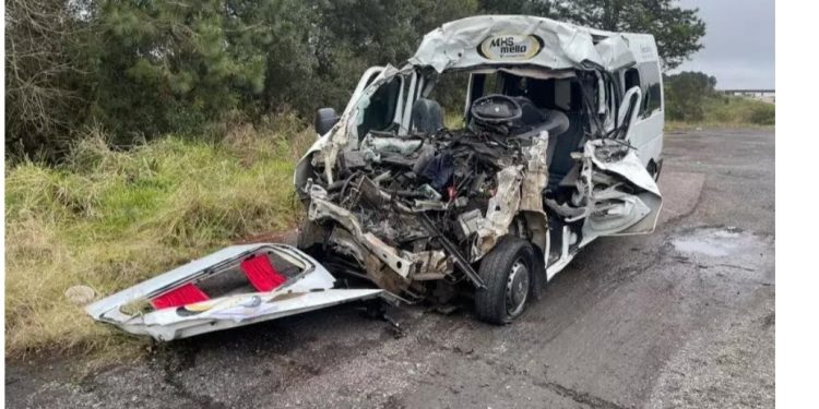 Acidente em Palmeira: 7 pessoas morrem em colisão entre van e caminhão