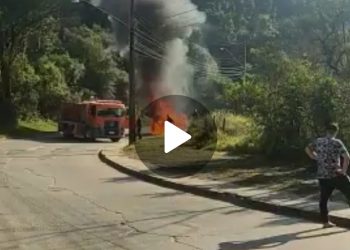 Carro em chamas em Rio Branco do Sul