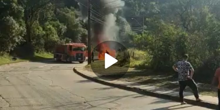 Carro em chamas em Rio Branco do Sul