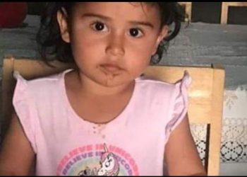Garota dada como morta acorda em velório; mãe viu visor do caixão embaçado