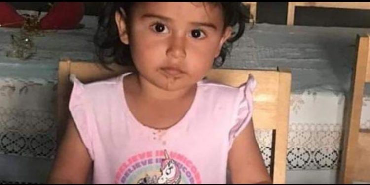 Garota dada como morta acorda em velório; mãe viu visor do caixão embaçado