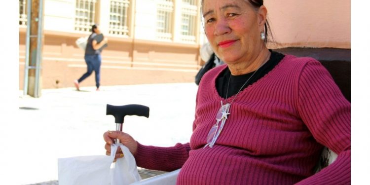 Figura folclórica, mulher do ‘olha a cobra, borboleta é 13’ morre aos 72 anos