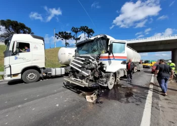 Acidente grave entre duas carretas complica o trânsito