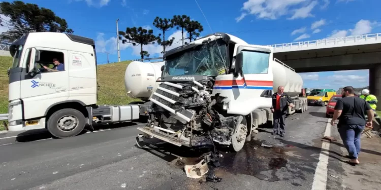 Acidente grave entre duas carretas complica o trânsito