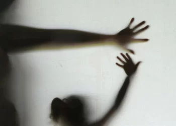 Rapaz é detido por estuprar irmã e divulgar vídeos na internet
