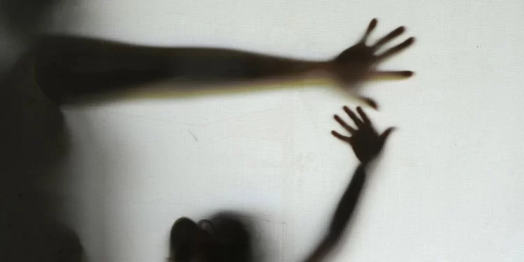 Rapaz é detido por estuprar irmã e divulgar vídeos na internet