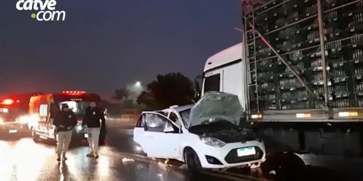 Bebê de 40 dias morre em grave acidente entre caminhão e carro no Paraná