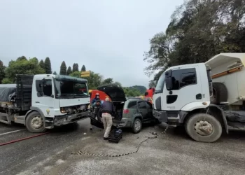 Carro é prensado entre caminhões e motorista fica ferido em grave acidente na Rodovia dos Minérios