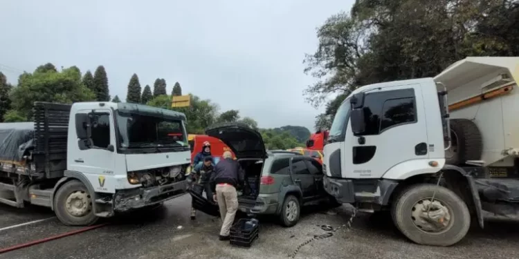 Carro é prensado entre caminhões e motorista fica ferido em grave acidente na Rodovia dos Minérios