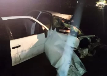 Passageira morre e outras duas pessoas ficam feridas em acidente entre caminhão e carro