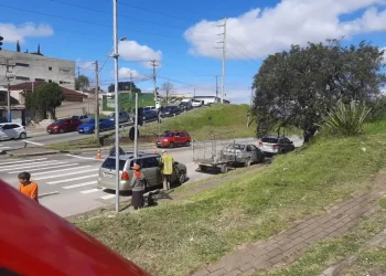 Sem cinto, motorista fura sinal vermelho e fica ferido na Rodovia dos Minérios