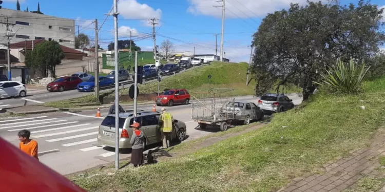 Sem cinto, motorista fura sinal vermelho e fica ferido na Rodovia dos Minérios