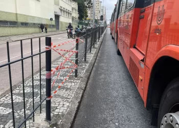 Rapaz é atropelado por biarticulado em frente à UTFPR
