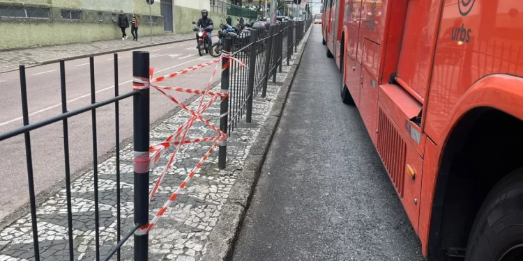 Rapaz é atropelado por biarticulado em frente à UTFPR