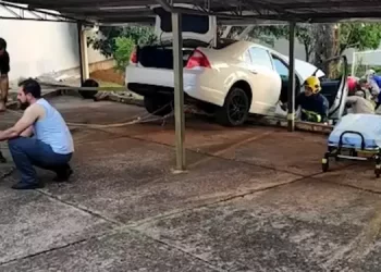 Mãe atropela filho de oito anos após confundir marchas do carro