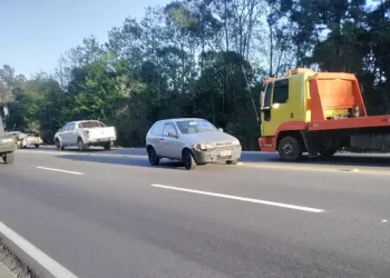 Motorista abandona carro ligado no meio da pista em Almirante Tamandaré